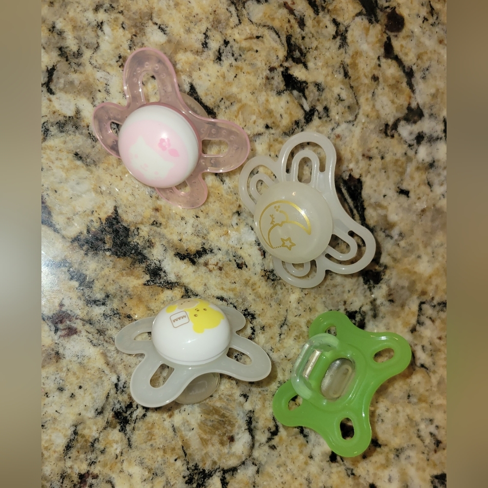 4 MAM Assorted Color Pacifiers - Picture 2 of 2